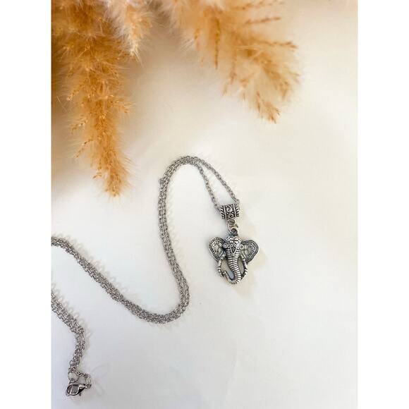 3/$20 ⭐️ Silver Elephant Head Charm Necklace - Picture 1 of 7